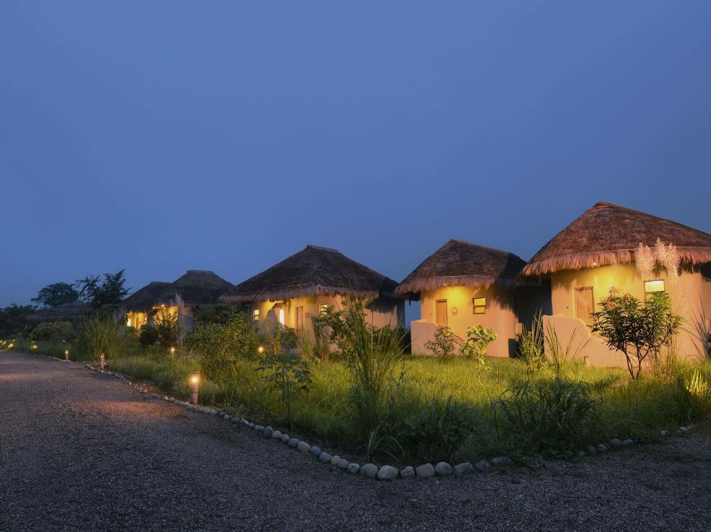 บาราฮี จังเกิ้ล ลอดจ์ Hotel Meghauli ภายนอก รูปภาพ